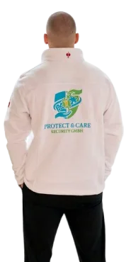 Mann mit Security-Jacke von Protect & Care GmbH