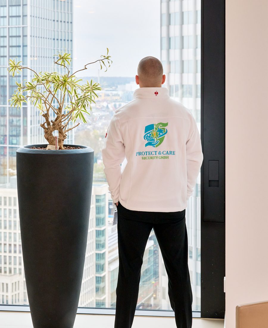 Mann im Sicherheitsdienst mit Blick aus dem Fenster