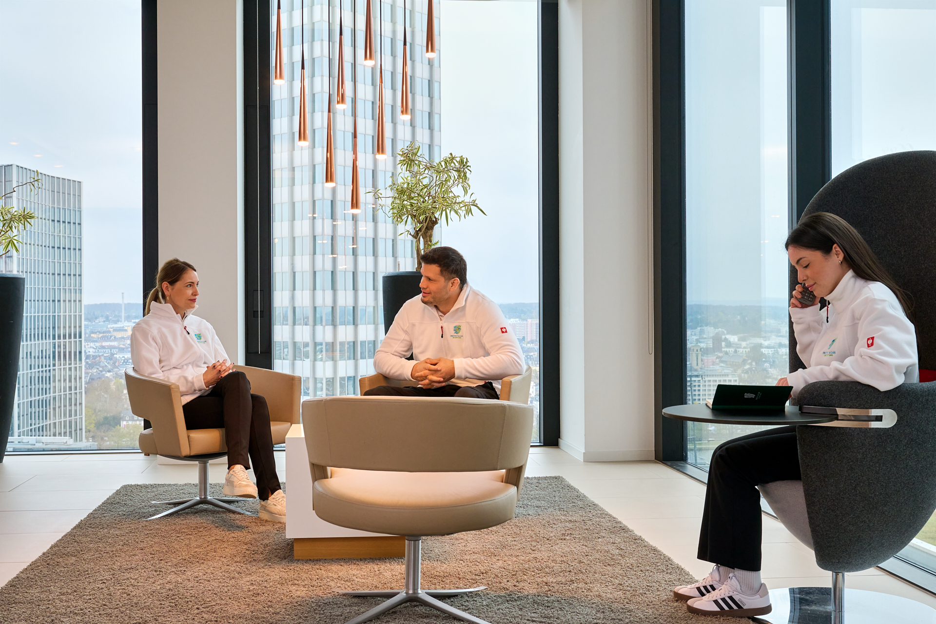 Mitarbeiter in modernem Büro mit großem Fenster