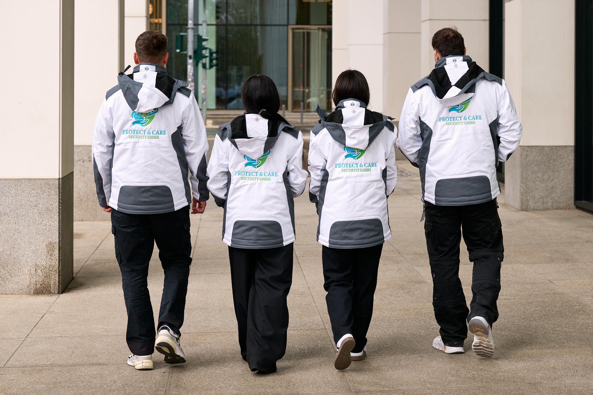 Team in Jacken von Protect & Care