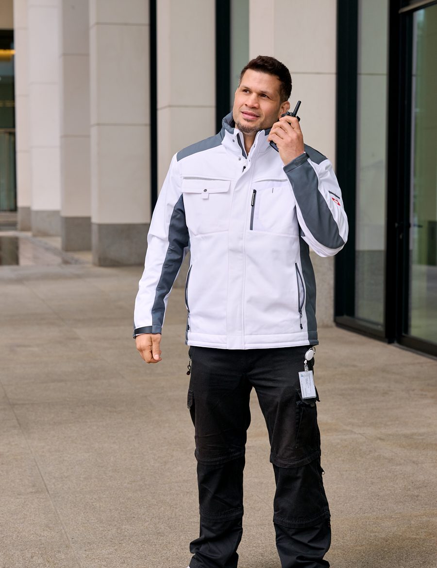 Mann in Sicherheitsjacke mit Funkgerät