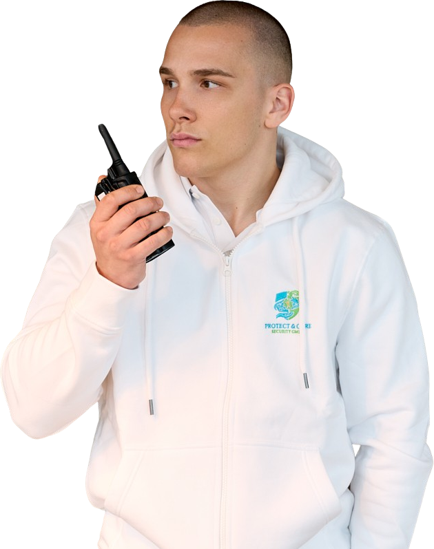 Sicherheitsmitarbeiter mit Funkgerät in weißem Hoodie