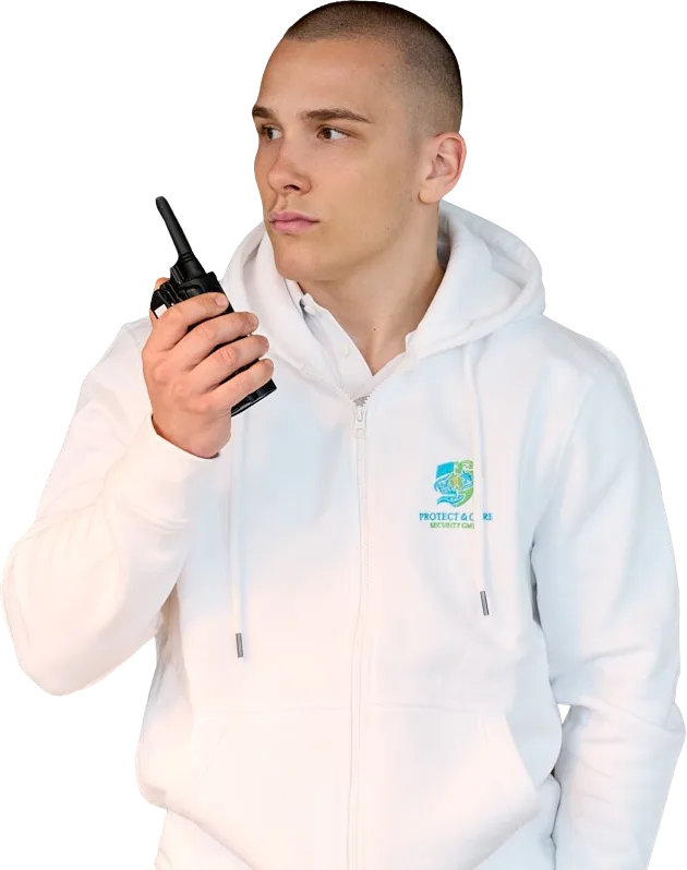 Sicherheitsmitarbeiter mit Funkgerät in weißem Hoodie